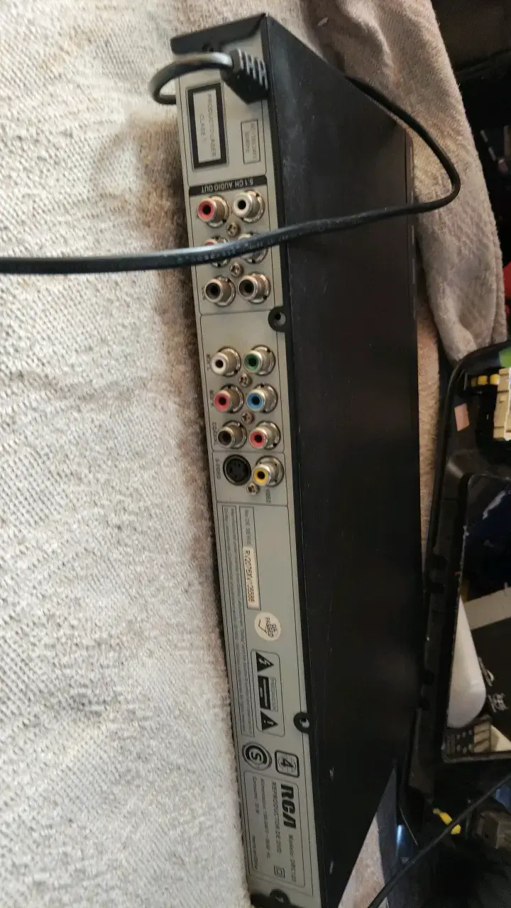 Reproductor de DVD RCA con USB y SD - 2