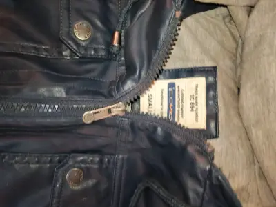 Chaqueta de cuero sintético azul con capucha - miniatura 3