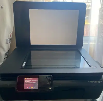 Impresora multifuncional HP Deskjet Ink Advantage 5525 - miniatura 2