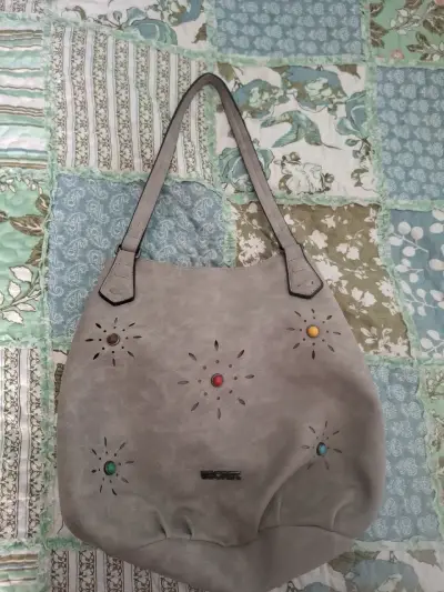 Bolso de hombro gris con detalles coloridos - miniatura 1