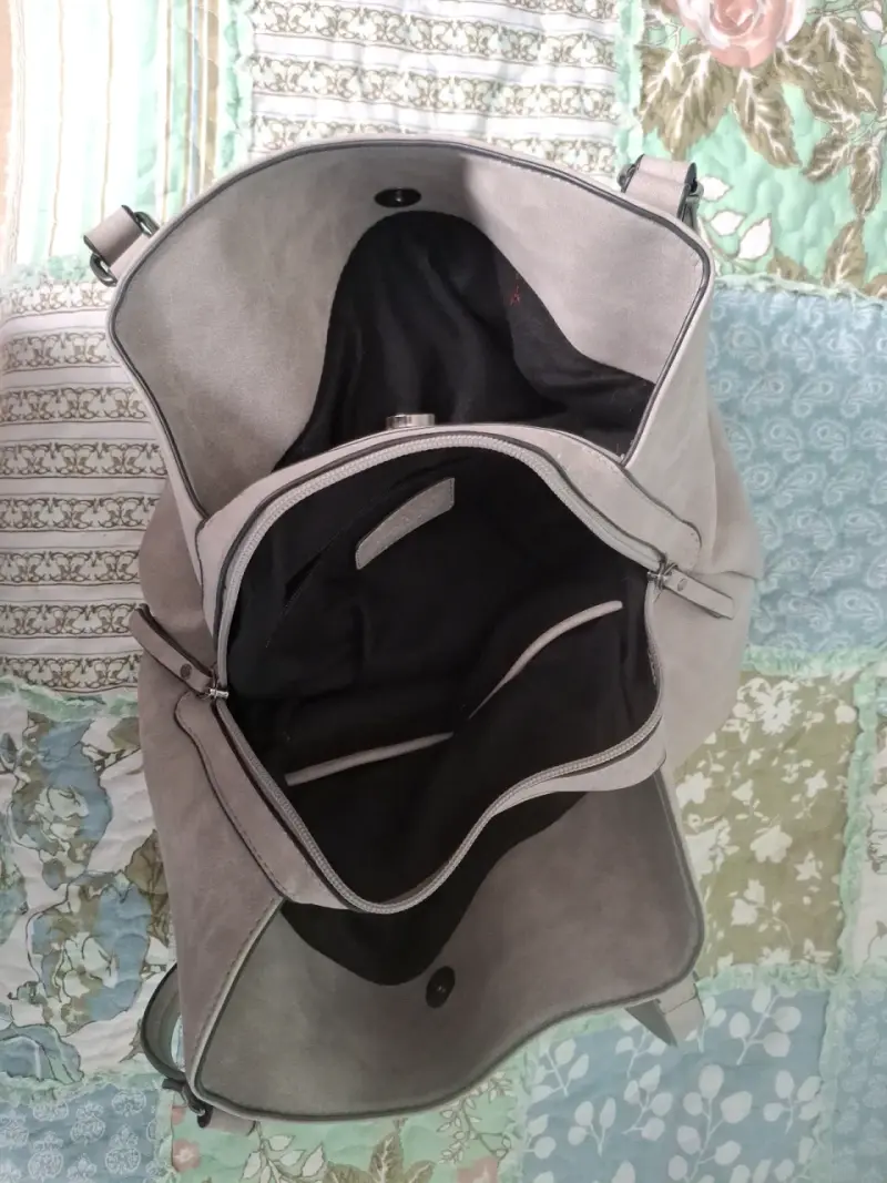 Bolso de hombro gris con detalles coloridos - 3