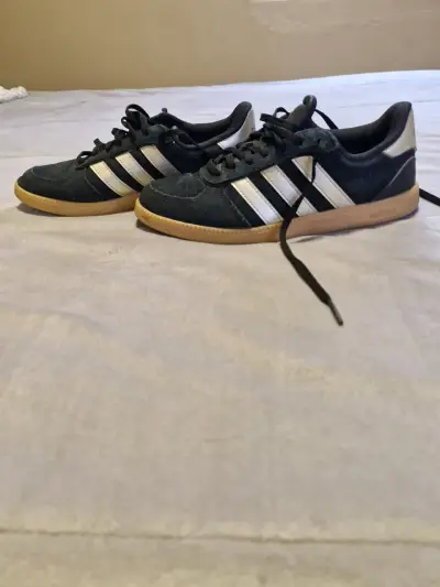 Zapatillas deportivas Adidas negras y blancas - miniatura 1