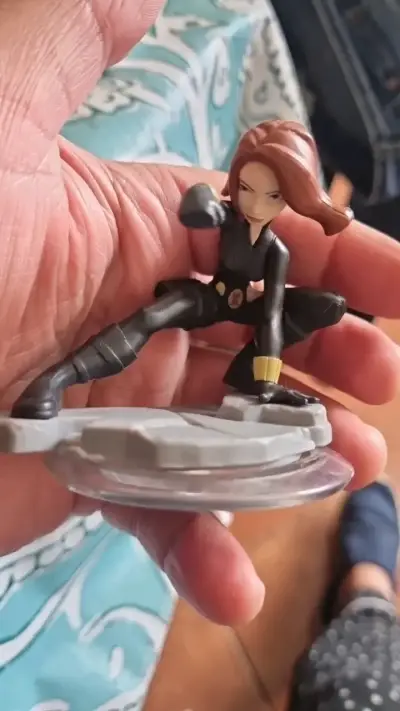 Figura de acción de personaje en traje negro - miniatura 1