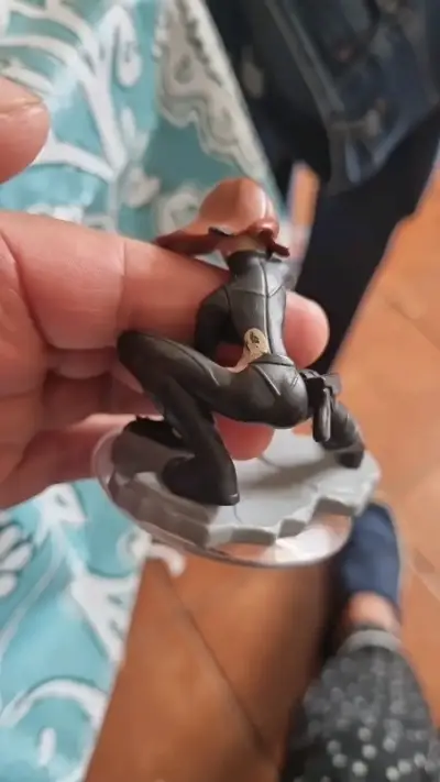 Figura de acción de personaje en traje negro - miniatura 2