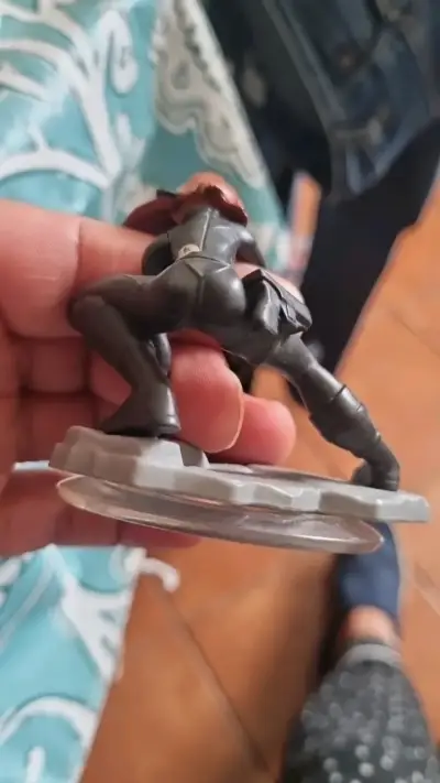 Figura de acción de personaje en traje negro - miniatura 3