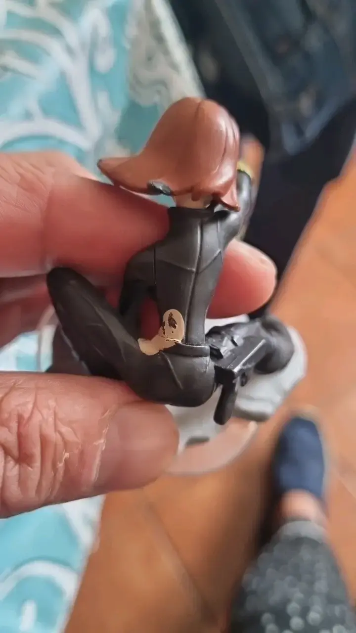 Figura de acción de personaje en traje negro - 4