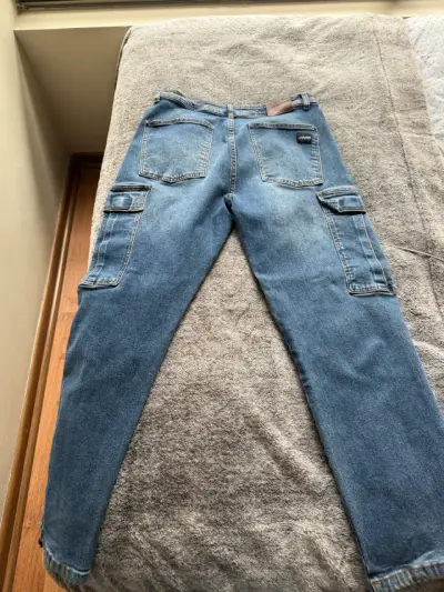 Jeans cargo de mezclilla azul para hombre - miniatura 1