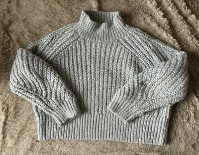 Suéter de punto grueso gris para mujer - miniatura 1