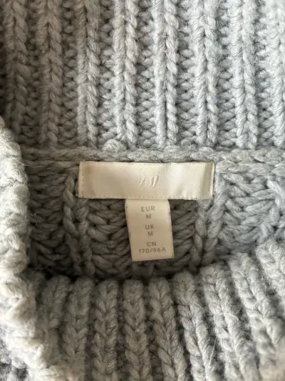 Suéter de punto grueso gris para mujer - miniatura 2