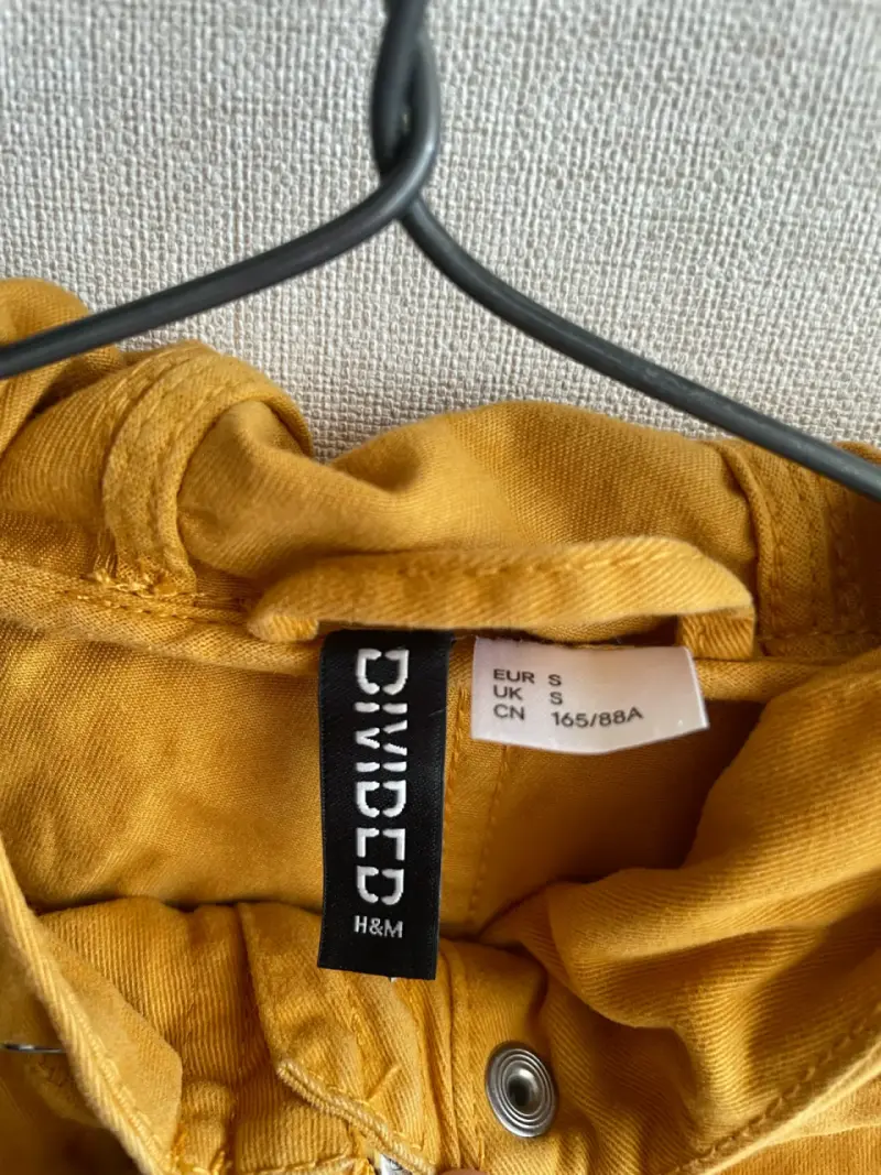Chaqueta amarilla con capucha H&M Divided - 2