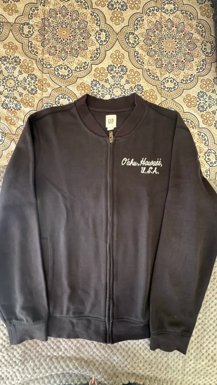 Chaqueta GAP negra con diseño bordado - 1