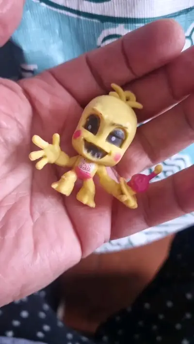 Figura de juguete amarilla con accesorio - miniatura 1