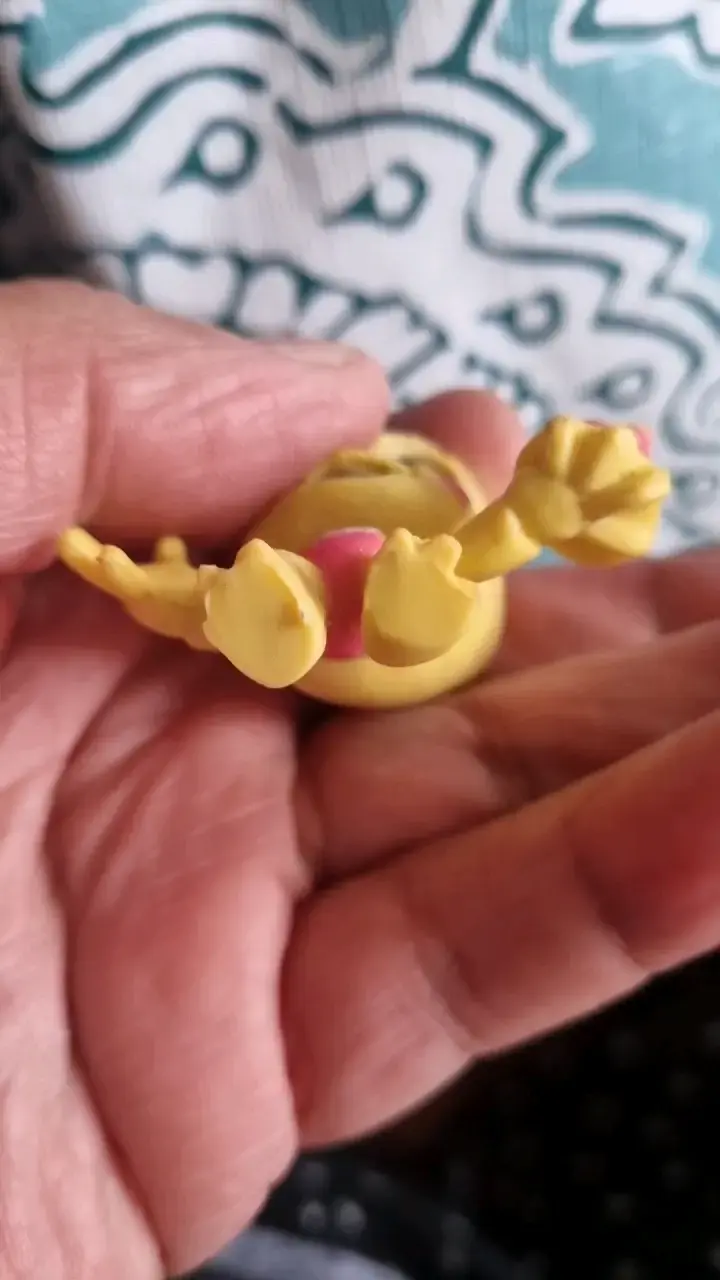 Figura de juguete amarilla con accesorio - 2