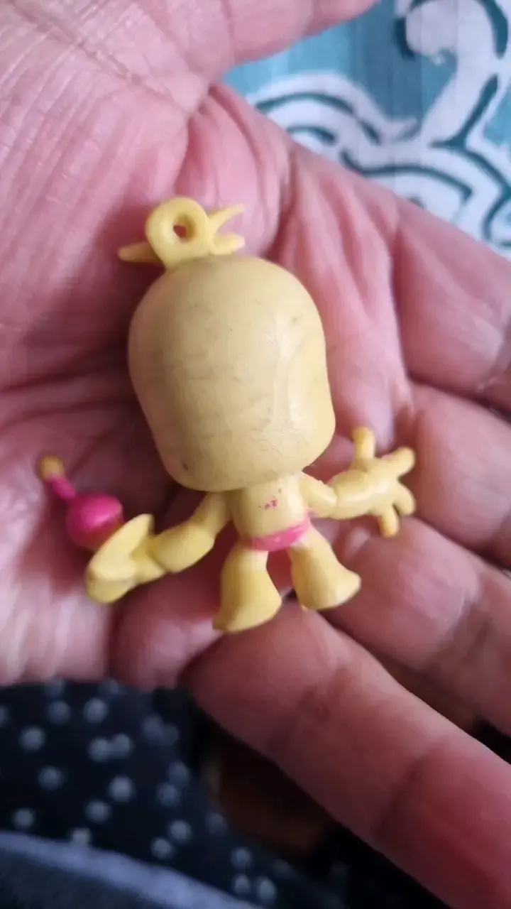 Figura de juguete amarilla con accesorio - 3