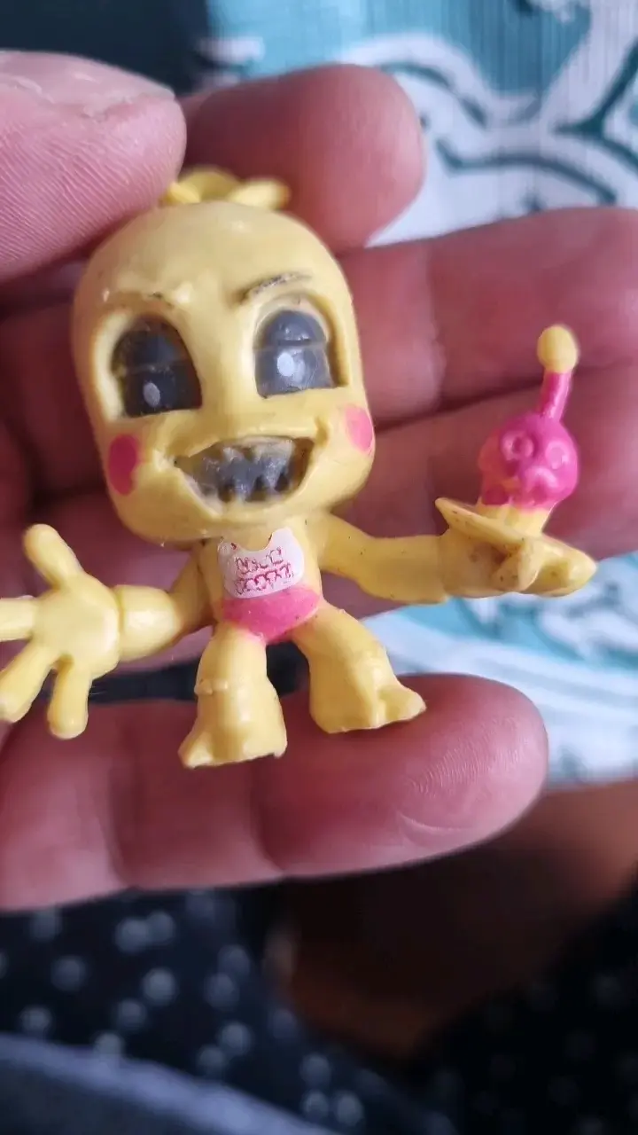 Figura de juguete amarilla con accesorio - 4