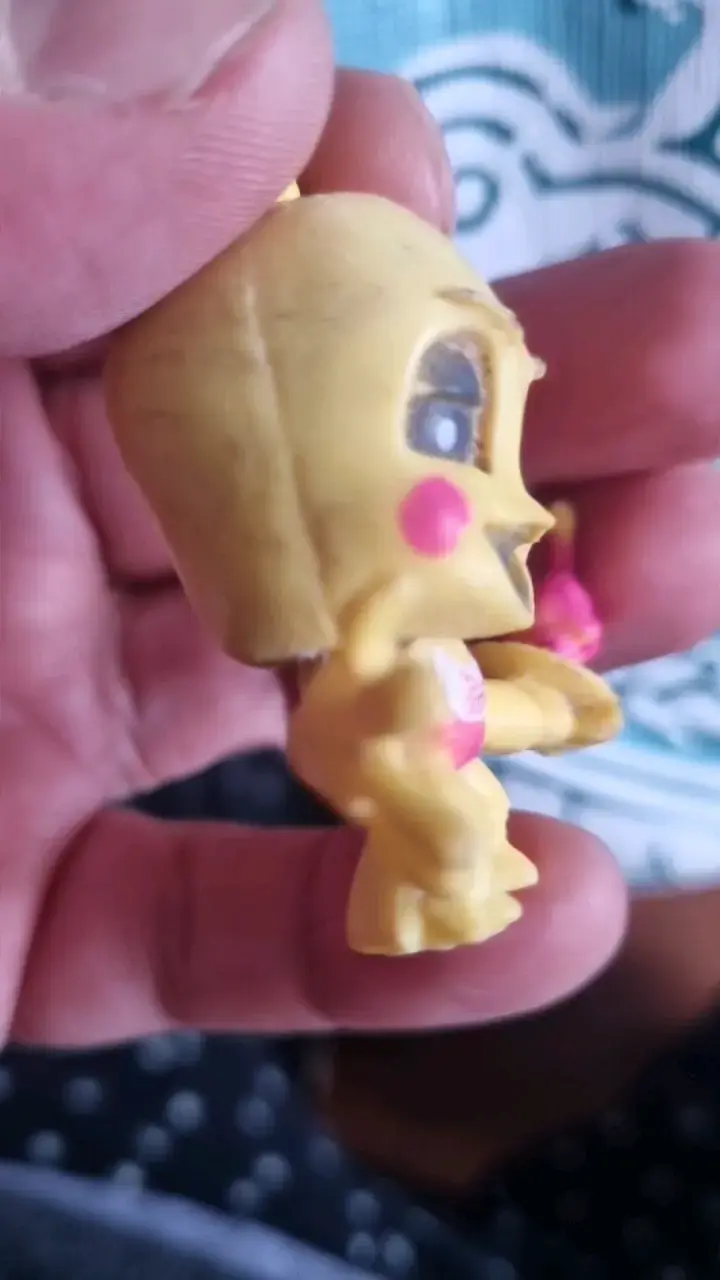 Figura de juguete amarilla con accesorio - 5