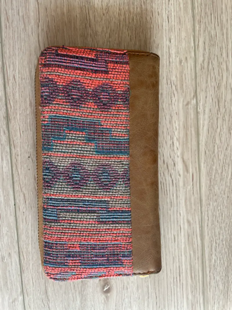 Billetera de cuero con diseño étnico - 1