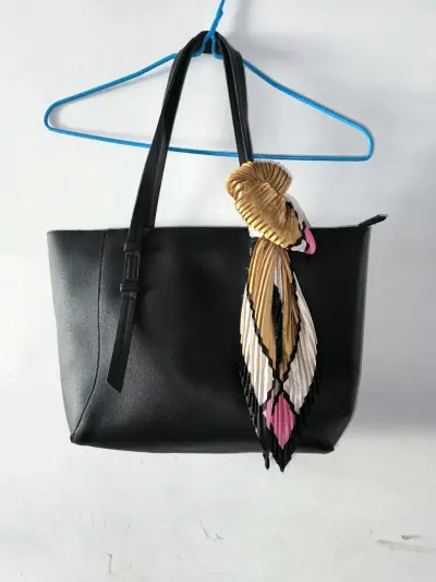 Bolso tote negro con pañuelo decorativo - miniatura 1