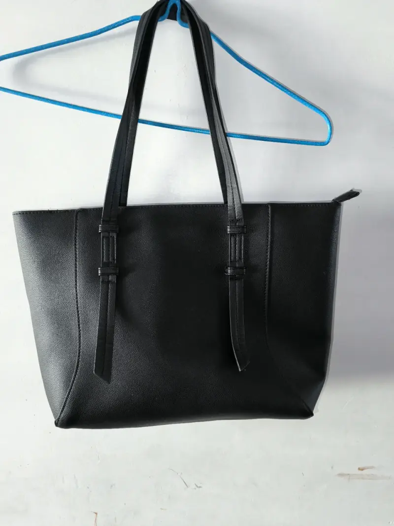 Bolso tote negro con pañuelo decorativo - 2
