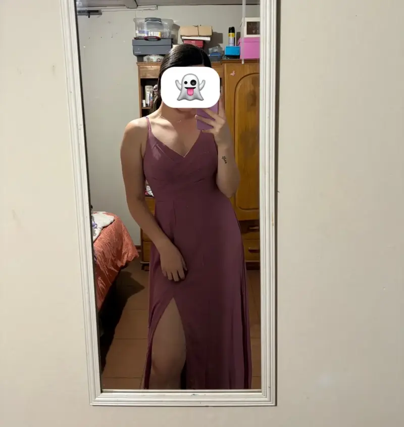 Vestido largo morado con abertura lateral