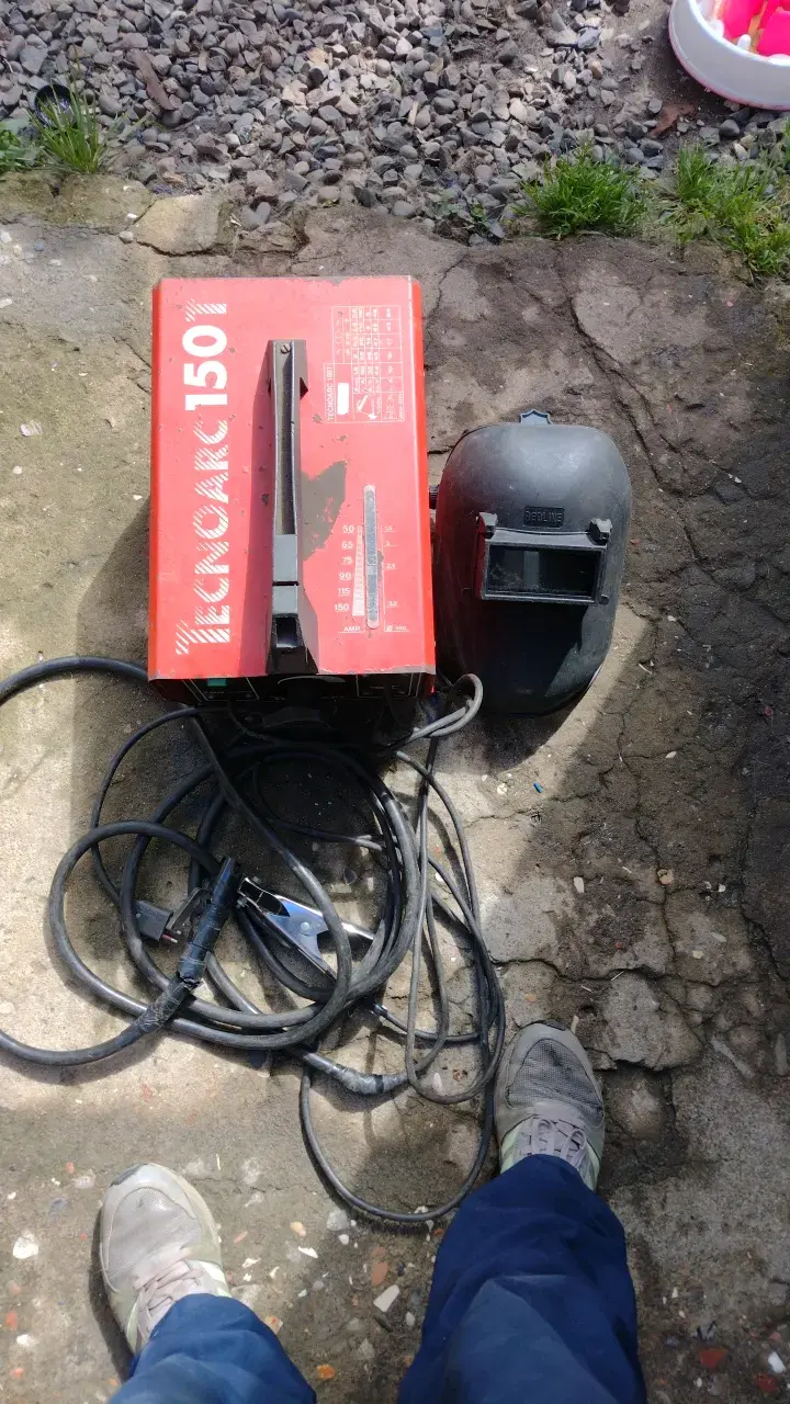 Soldadora Tecnoarc 150T con máscara de soldar