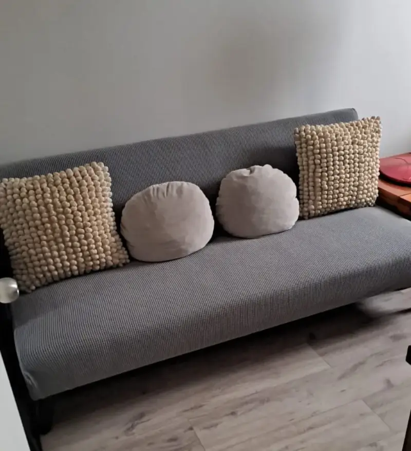 Sofá cama gris moderno con patas negras - 2