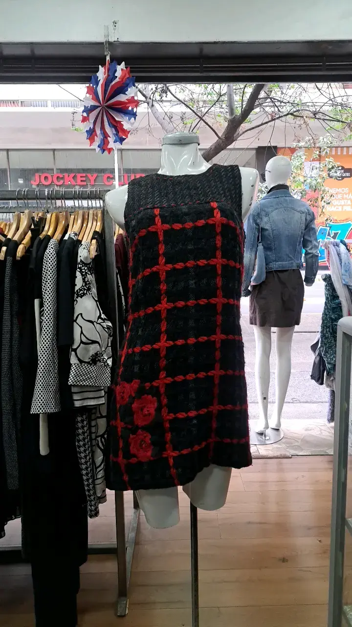 Vestido de lana negro con diseño rojo
