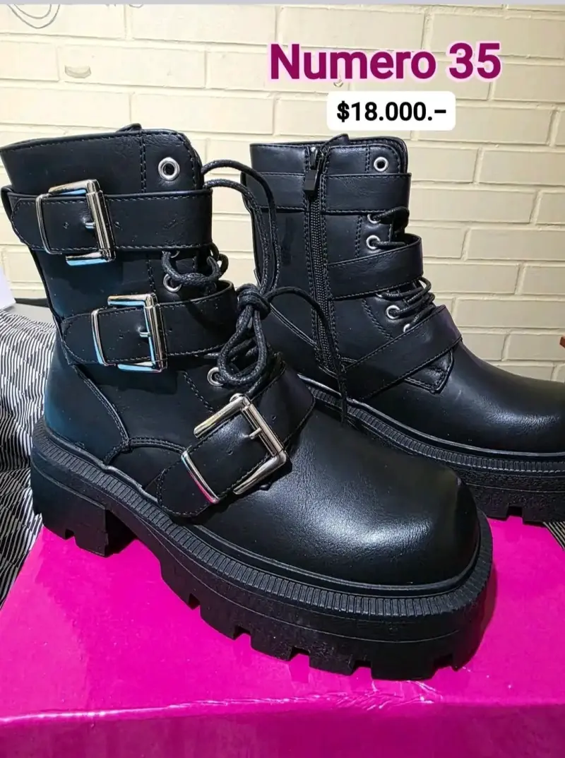 Botas negras con hebillas talla 35