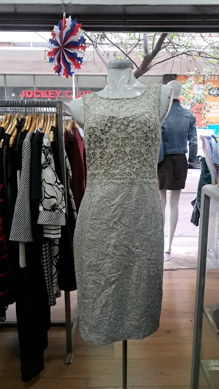 Vestido de encaje gris elegante