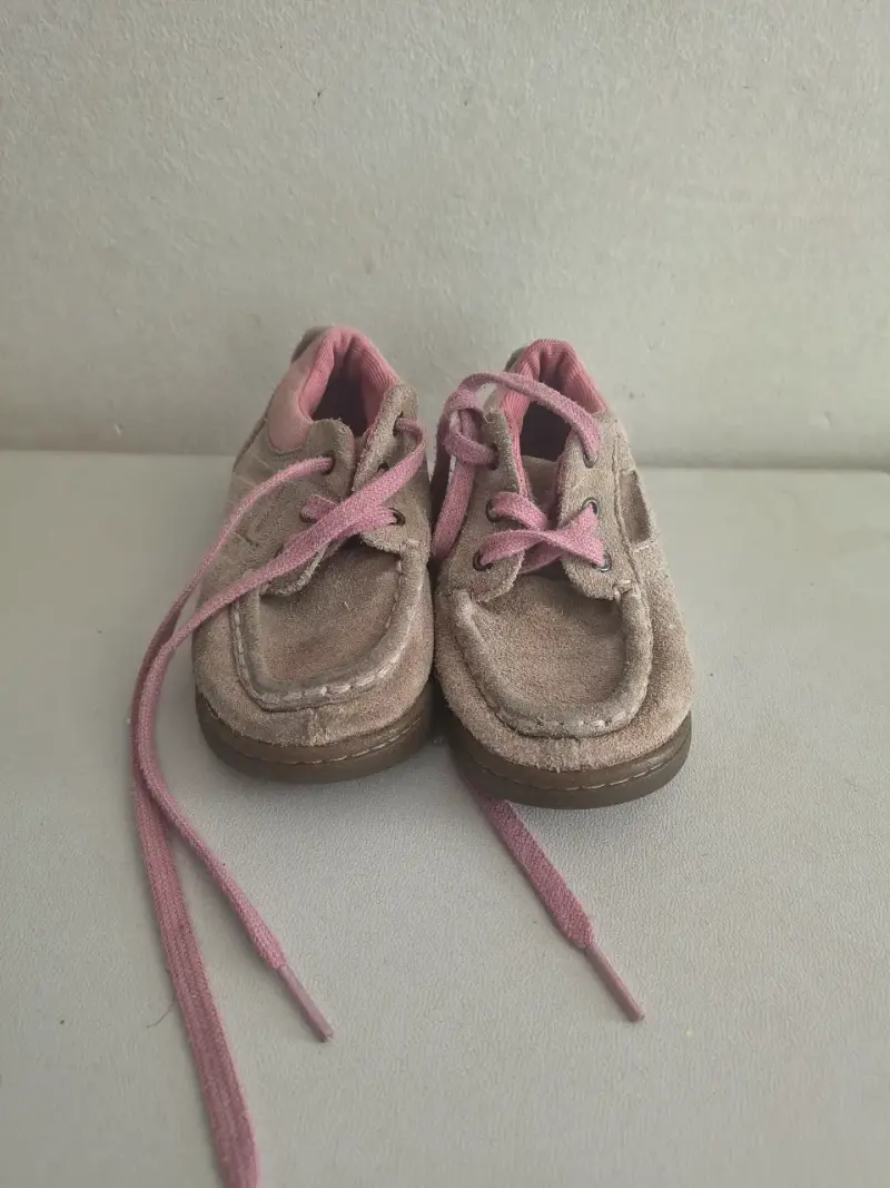 Zapatos de bebé color beige con cordones rosados