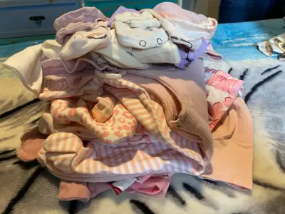 Lote de ropa de bebé en tonos rosados y estampados - miniatura 1