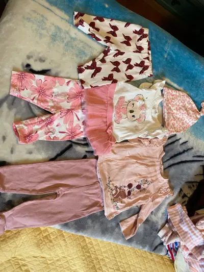 Lote de ropa de bebé en tonos rosados y estampados - miniatura 3