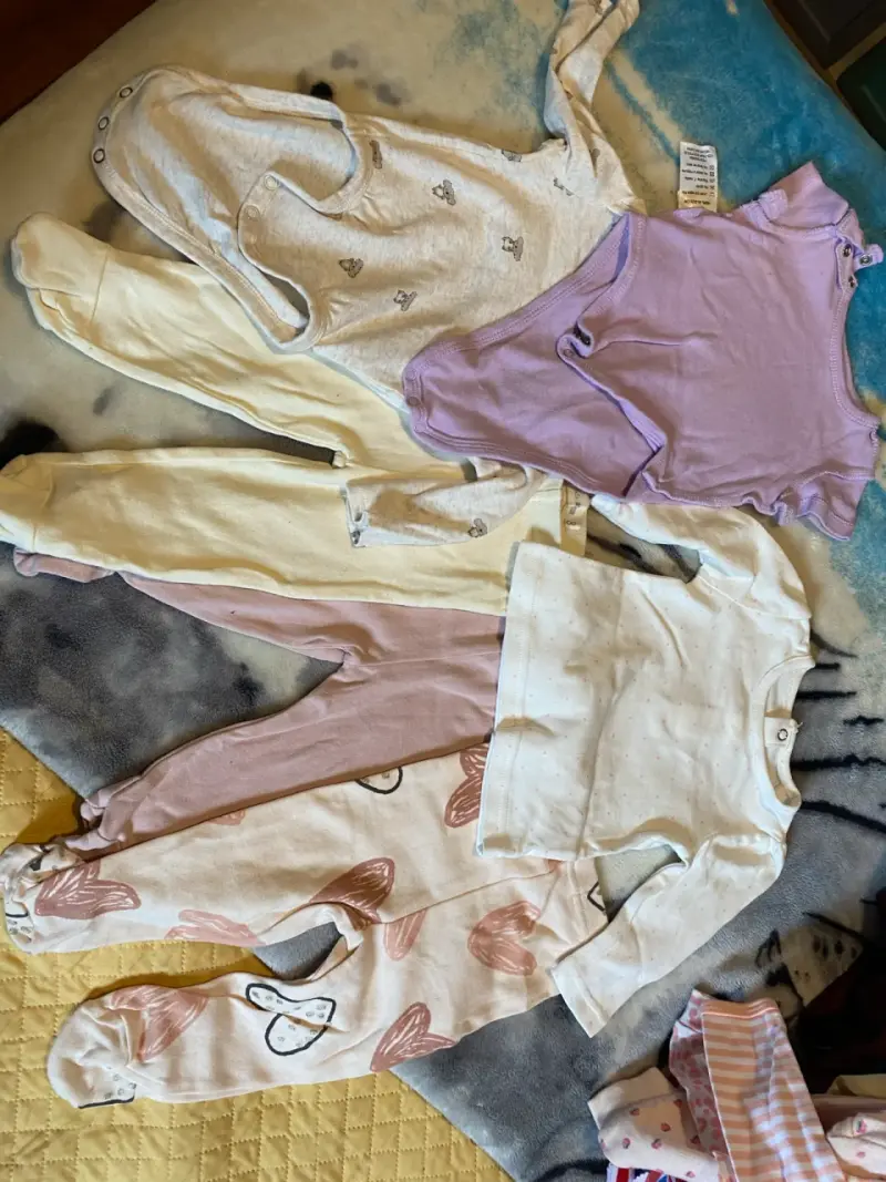 Lote de ropa de bebé en tonos rosados y estampados - 4