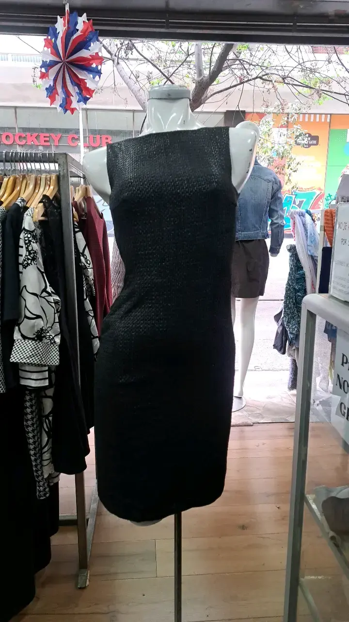 Vestido negro sin mangas elegante