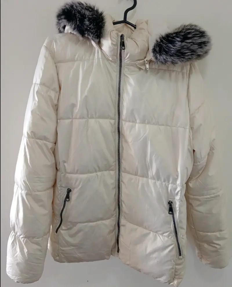 Chaqueta acolchada blanca con capucha de piel sint - 3