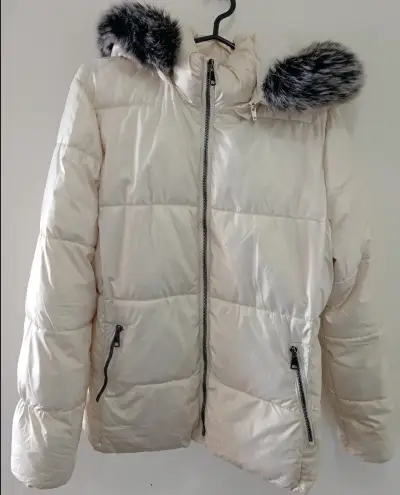 Chaqueta acolchada blanca con capucha de piel sint - miniatura 3
