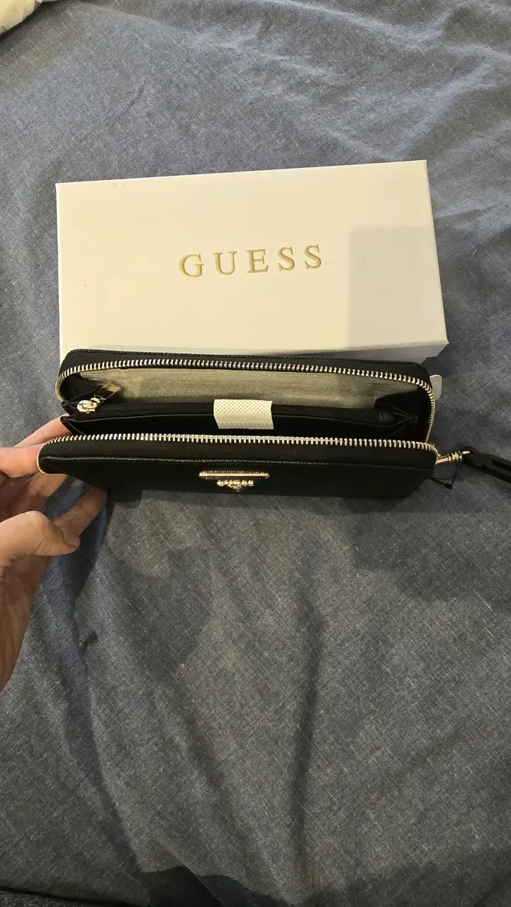 Billetera negra Guess con cierre y caja original - 2