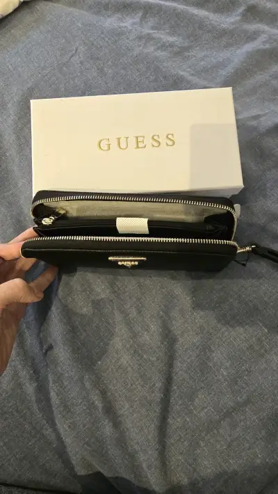 Billetera negra Guess con cierre y caja original - miniatura 2