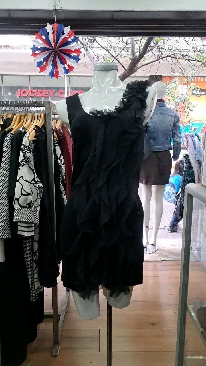 Vestido negro con volantes asimétricos
