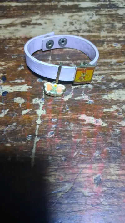 Pulsera de cuero rosa con dije de dibujos animados - miniatura 1