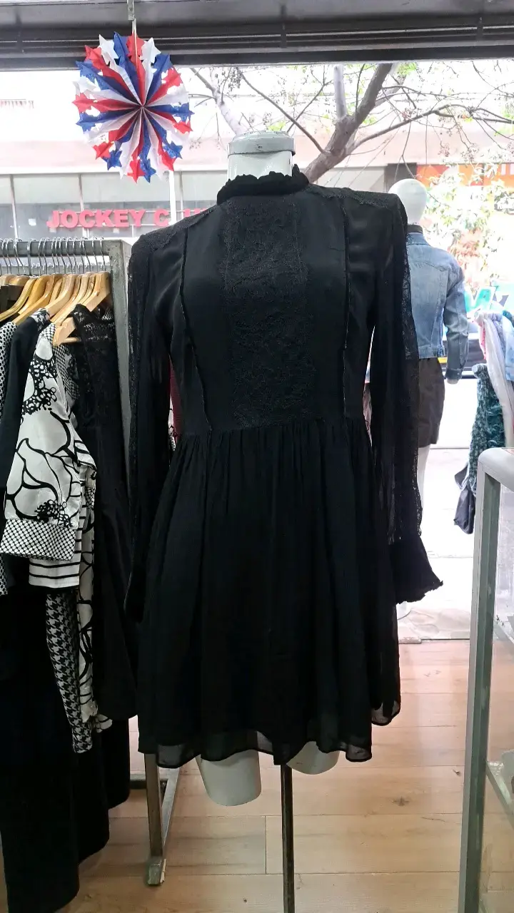 Vestido negro con encaje para mujer