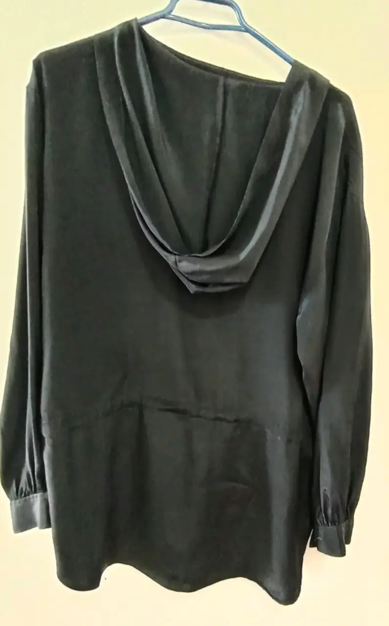 Blusa negra con capucha y botones - 1