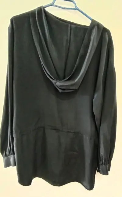 Blusa negra con capucha y botones - miniatura 1