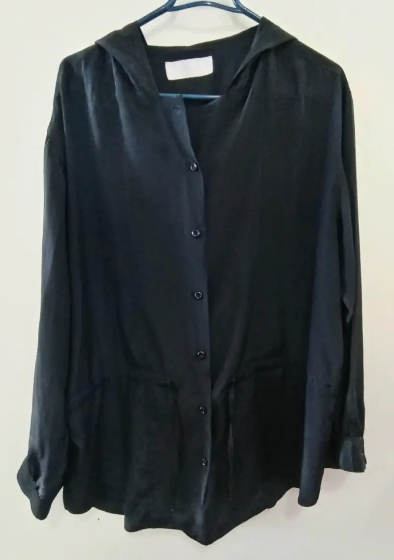 Blusa negra con capucha y botones - 3