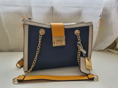 Bolso de mano Guess azul con dorados - miniatura 3