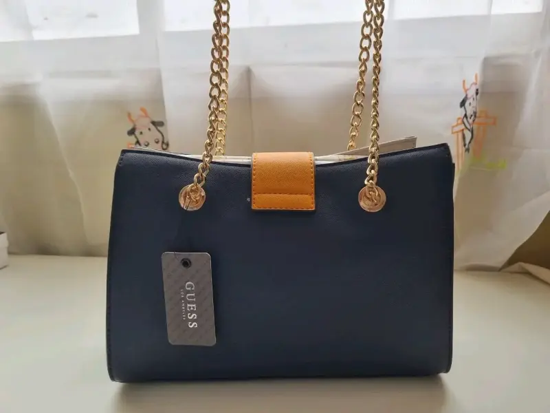 Bolso de mano Guess azul con dorados - 4