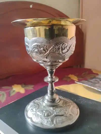 Cáliz de metal grabado con detalles dorados - miniatura 1