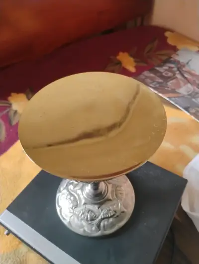 Cáliz de metal grabado con detalles dorados - miniatura 2