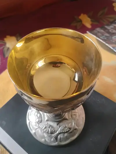 Cáliz de metal grabado con detalles dorados - miniatura 3