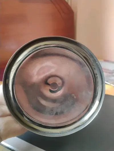 Cáliz de metal grabado con detalles dorados - miniatura 4